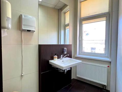 комерційна за адресою Володимирська вул., 40
