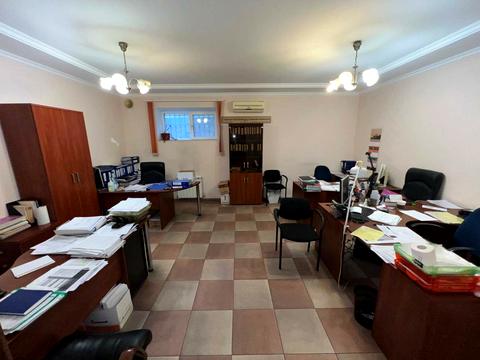 комерційна за адресою Довженка вул., 6а