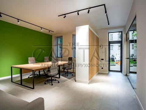 комерційна за адресою Богдана Хмельницького вул., 9