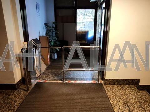 комерційна за адресою Володимирська вул., 77А