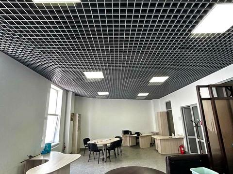 комерційна за адресою Степана Бандери вул., 2/1а