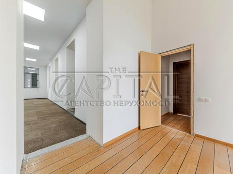 комерційна за адресою Володимирська вул., 4