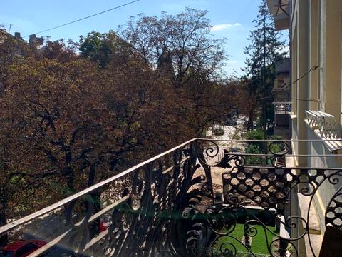 квартира за адресою Коновальця Євгена, 40