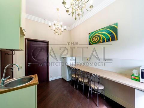 комерційна за адресою вул. Коновальця Євгена, 44Б