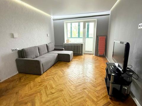 квартира по адресу Строителей ул., 12