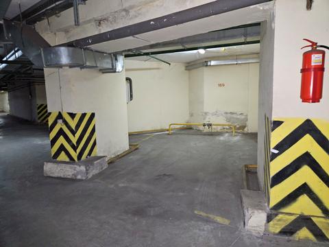 паркомісце за адресою Срібнокільська вул., 1