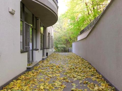 комерційна за адресою Івана Франка вул., 1