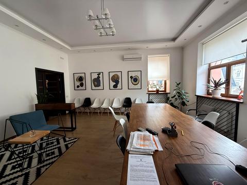 комерційна за адресою Воздвиженська вул., 18