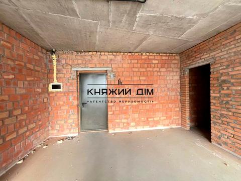 комерційна за адресою Дніпровська набережна вул., 17В