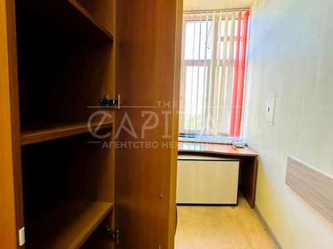 комерційна за адресою Володимирська вул., 65