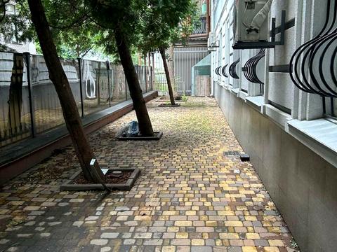 комерційна за адресою Саксаганського вул., 106Б