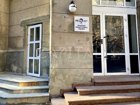 комерційна за адресою Київ, Круглоуніверситетська вул., 18/2