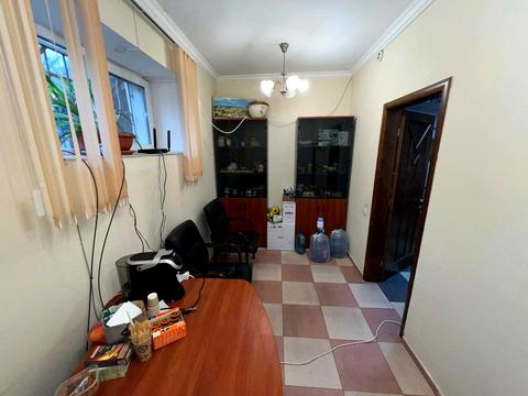 комерційна за адресою Довженка вул., 6а