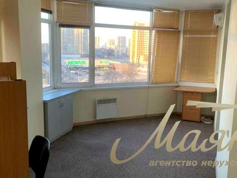 комерційна за адресою Раїси Окіпної вул., 4