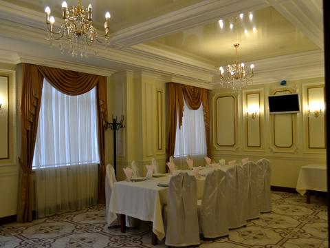комерційна за адресою Дмитра Чижевського вул. (Петра Чаадаєва), 2