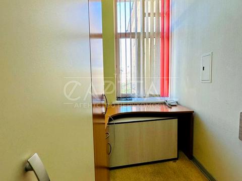 комерційна за адресою Володимирська вул., 65