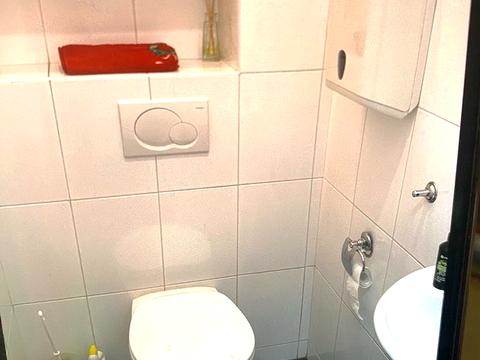 комерційна за адресою Інститутська вул., 24/7
