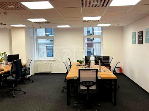 комерційна за адресою Володимирська вул., 93