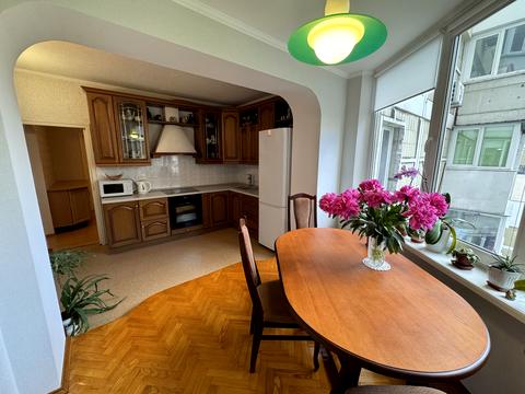 квартира за адресою Анни Ахматової вул., 6