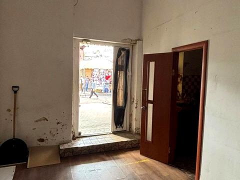 комерційна за адресою Базарна вул., 20