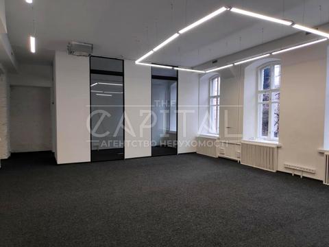 комерційна за адресою Володимирська вул., 10