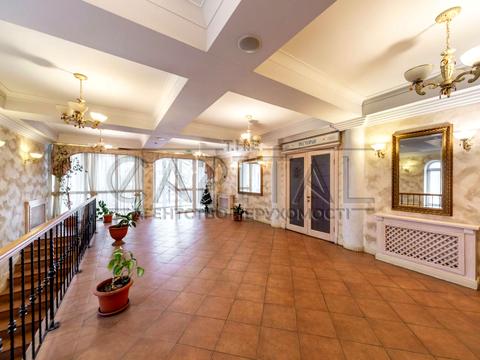 комерційна за адресою Білогородська вул., 68Б