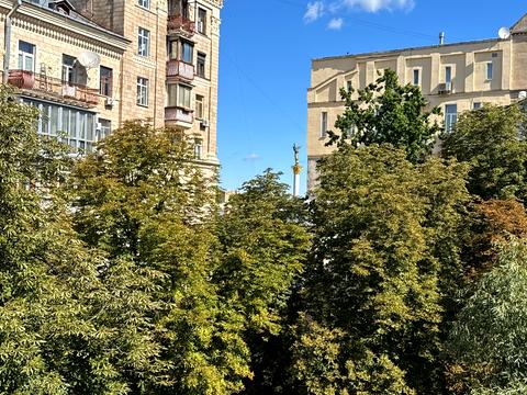 комерційна за адресою Заньковецької вул., 10