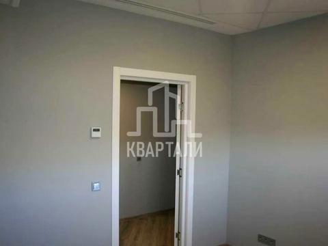 комерційна за адресою Юрія Іллєнка вул. (Мельникова), 18-Б