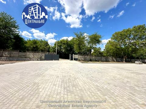 комерційна за адресою Комунальників вул., 2