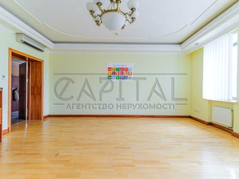 комерційна за адресою Липська вул., 10