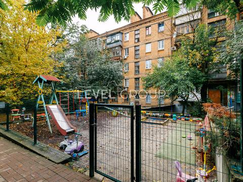 комерційна за адресою Дмитрівська вул., 82