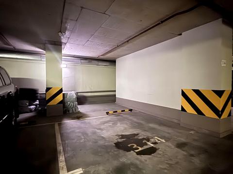 паркомісце за адресою Дегтярівська вул., 25-А