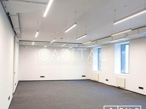 комерційна за адресою Старокиївська вул., 10