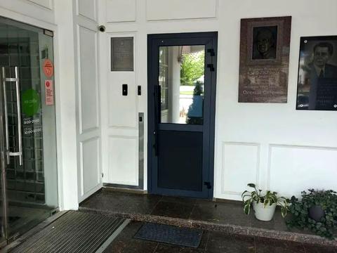 комерційна за адресою Володимирська вул., 51/53