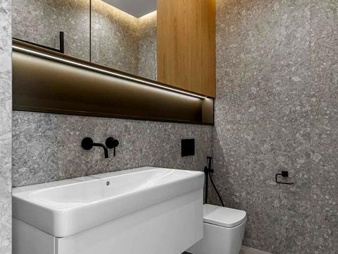 комерційна за адресою Буслівська вул., 12