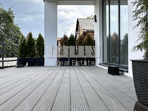 будинок за адресою Листопадна вул.