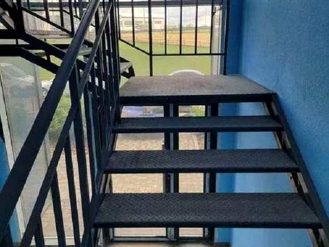 комерційна за адресою Ревуцького вул., 40-В