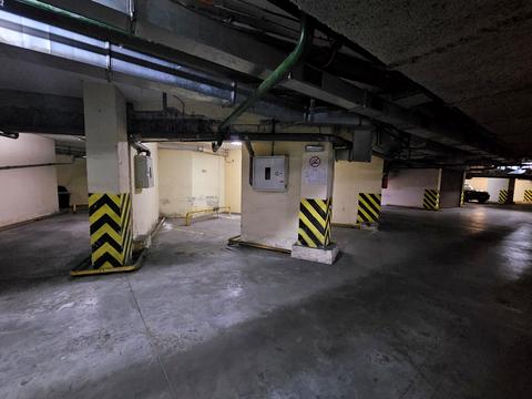 паркомісце за адресою Срібнокільська вул., 1