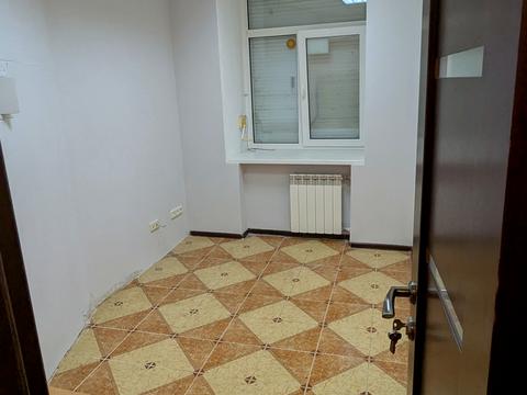 комерційна за адресою Кропивницького вул., 18