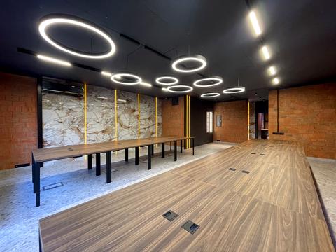 комерційна за адресою Джона Маккейна вул. (Івана Кудрі), 1