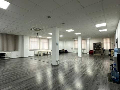 комерційна за адресою Кам'янецька вул., 1