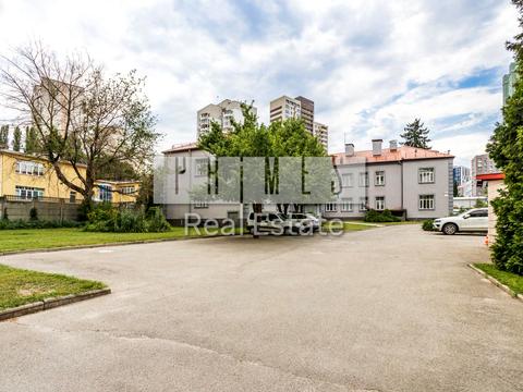 комерційна за адресою Стадіонна вул., 5