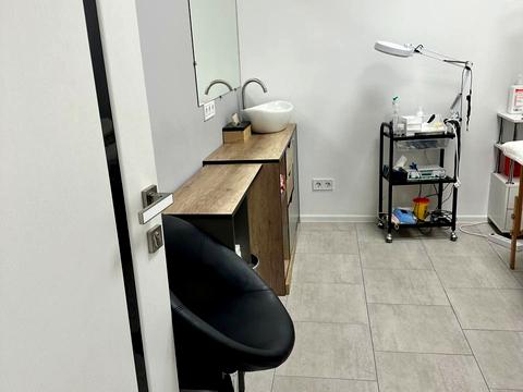 комерційна за адресою Лісова вул., 6