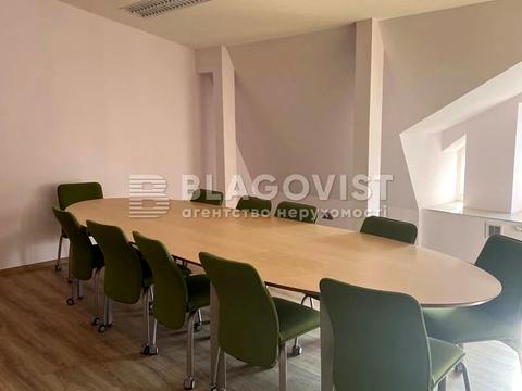 комерційна за адресою Володимирська вул., 37