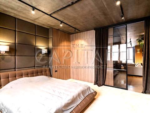 квартира за адресою Анни Ахматової вул., 30