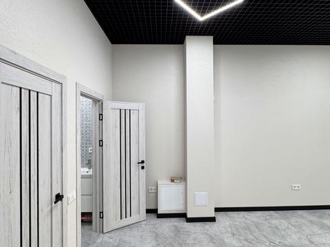 комерційна за адресою Українська вул., 1-В