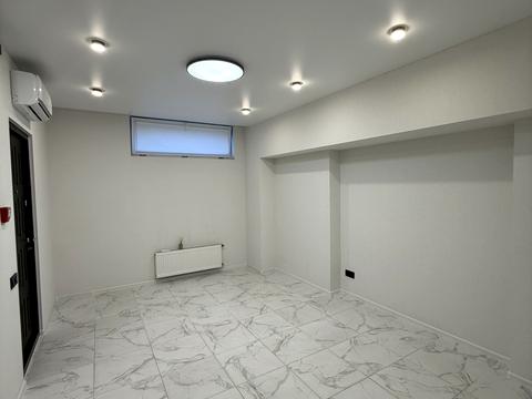комерційна за адресою Літературна вул., 8