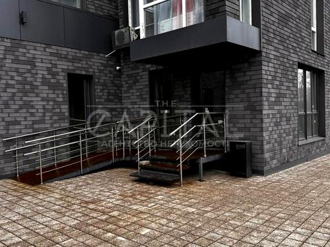 комерційна за адресою Академіка Булаховського вул., 2