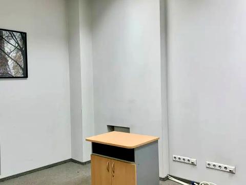 комерційна за адресою Дмитра Яворницького просп. (Карла Маркса), 27