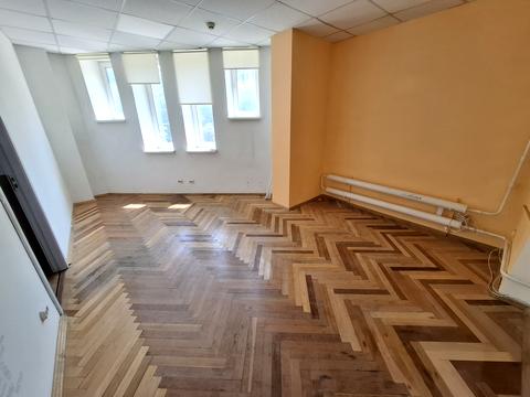 комерційна за адресою Братська вул., 6